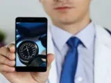 علماء روس يدربون الذكاء الاصطناعى على قياس ضغط الدم بواسطة هاتف ذكى